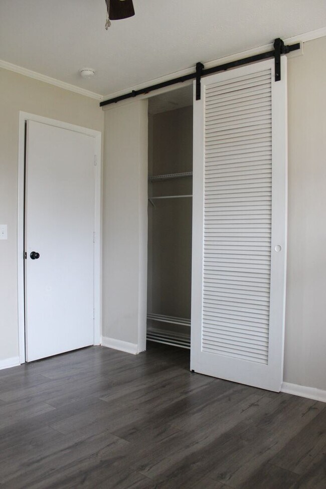 Building Photo - Bright and Spacious 3 Bedroom Furnished Rental