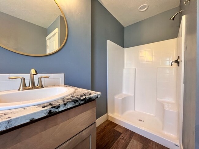 Building Photo - Beautiful Townhouse!