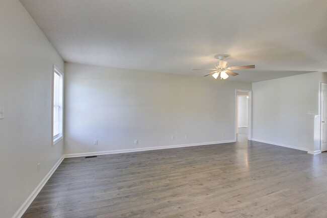 Building Photo - Sweet 3 bed 2 bath. Updated