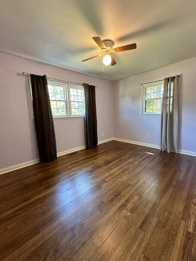 Building Photo - 4018 Dellwood Dr