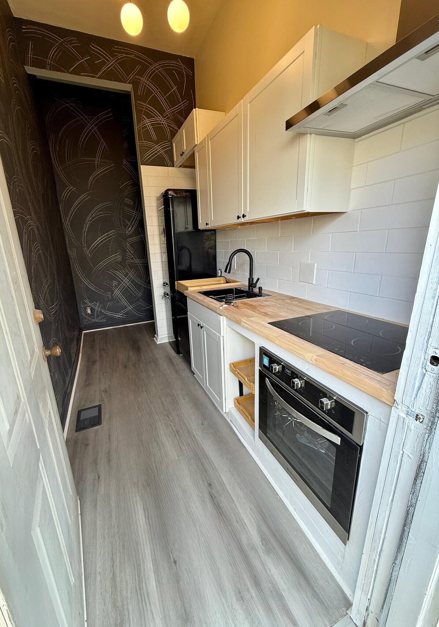 Building Photo - 320 W Hall St