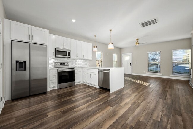 Building Photo - 555 Gresham Ln