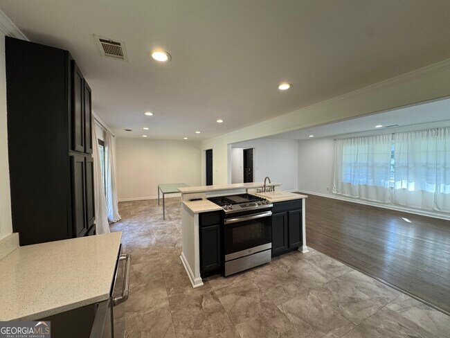 Building Photo - 995 Fleetwood Cir SW