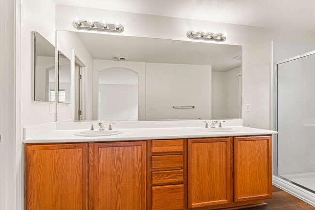 Building Photo - Modern 4 Bed Home with Office, AC, Garage,...