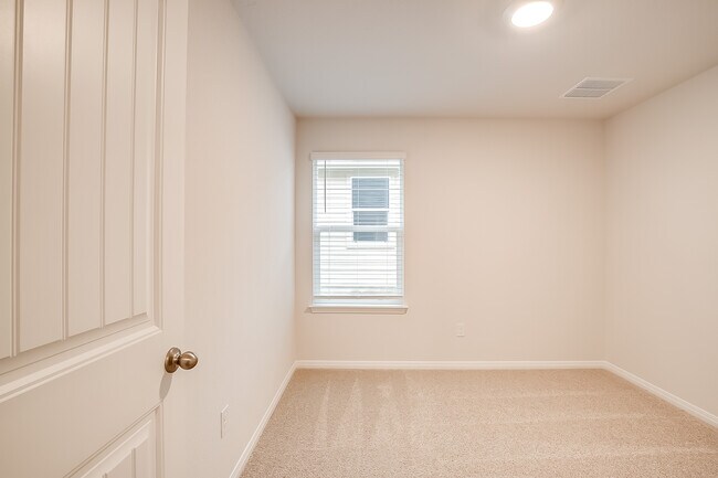 Building Photo - 490 Evergreen Sumac Loop