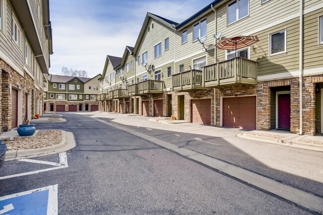 Building Photo - 2 bedromm, 2 bath townhome with attached 2...