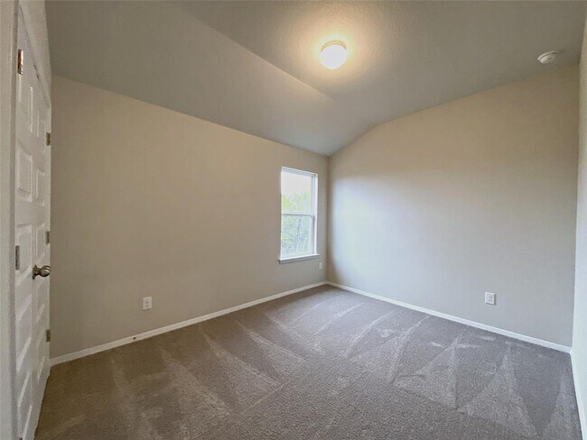 Building Photo - 20915 Oak Dale Dr