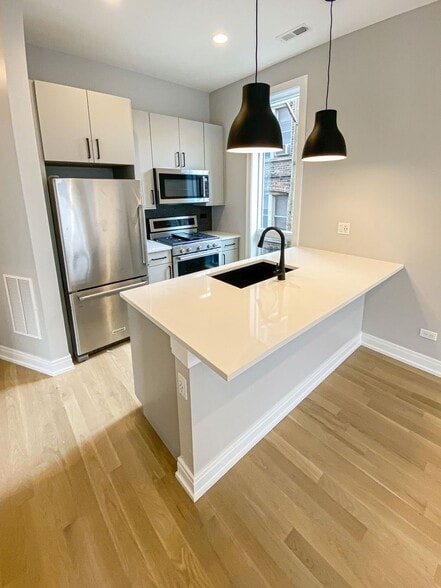 Building Photo - 1060 W Cornelia Ave