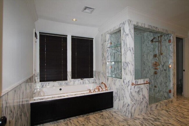 Building Photo - 4104 N Ivy Rd NE