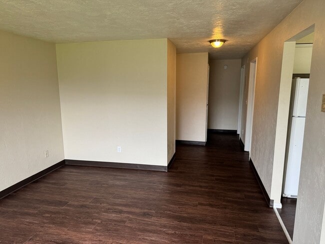 Building Photo - Updated 2 bedroom 1 bathroom duplex in Springfield!