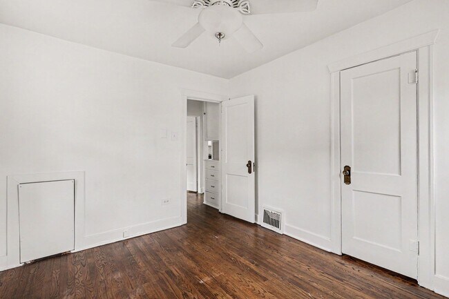Building Photo - Available NOW! 3 Bedroom 2 Bath Beautiful Home in Denver!