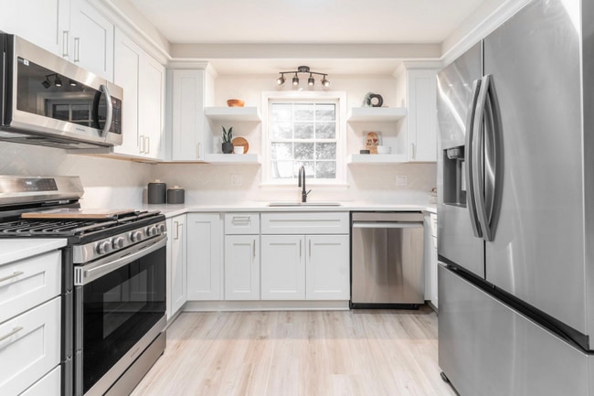 Building Photo - 9919 brookside