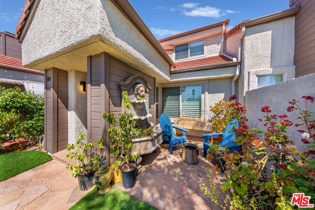 Building Photo - 1017 Via Colinas