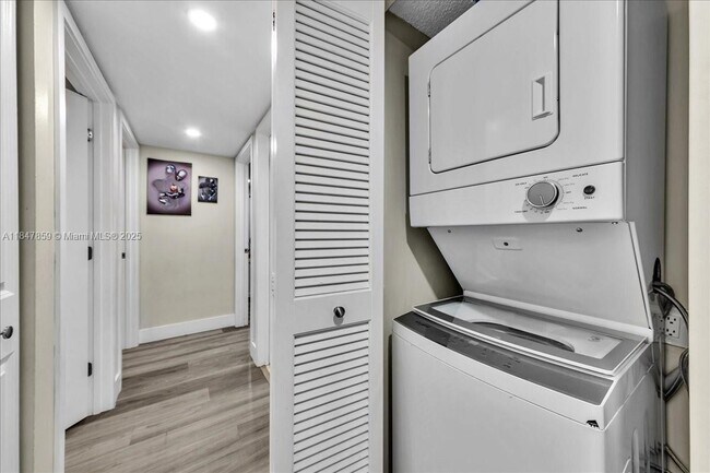 Building Photo - 8550 SW 149th Ave