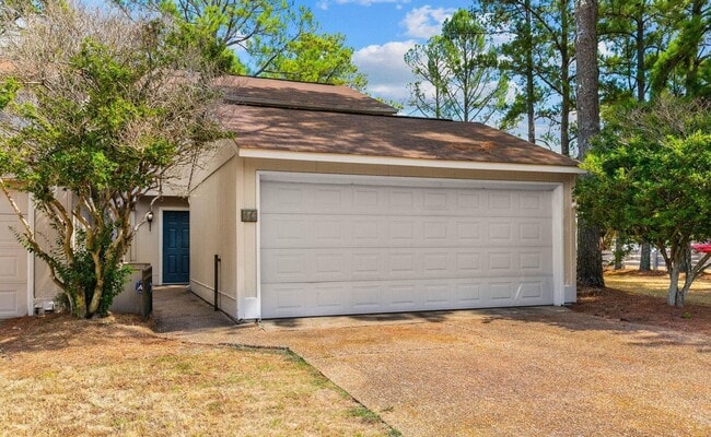 Building Photo - Live Where Convenience Meets Comfort in Lakebend!