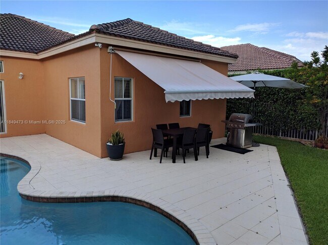 Building Photo - 1100 Chinaberry Dr