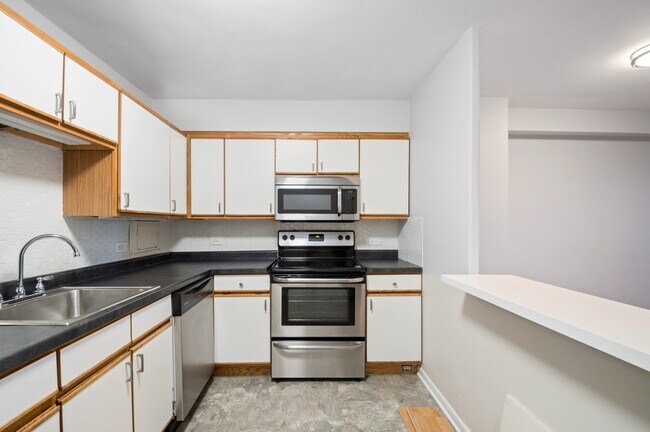 Building Photo - 555 W Cornelia Ave