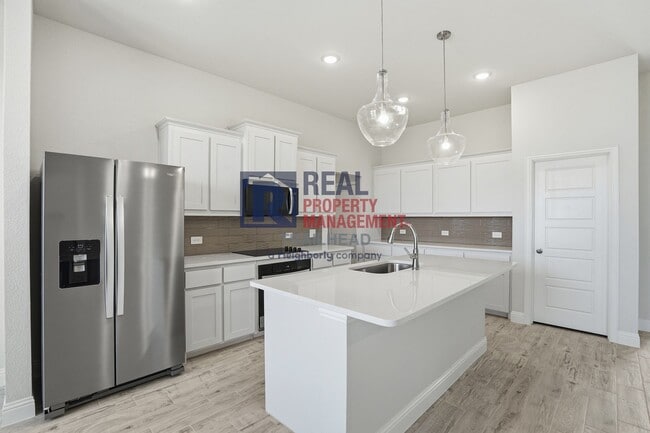 Building Photo - Refined 3-Bedroom Single-Story Home with Versatile Layout