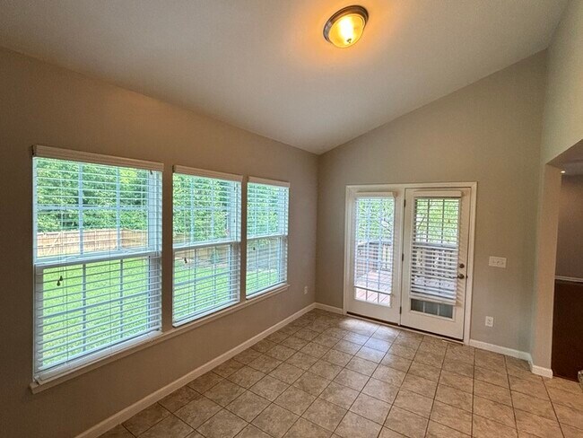 Building Photo - Fairway Farms home close to Vietnam Vetera...