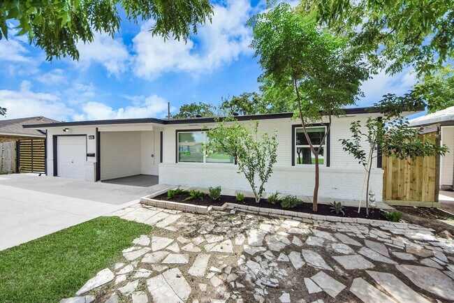 Building Photo - 1503 Locklaine Dr