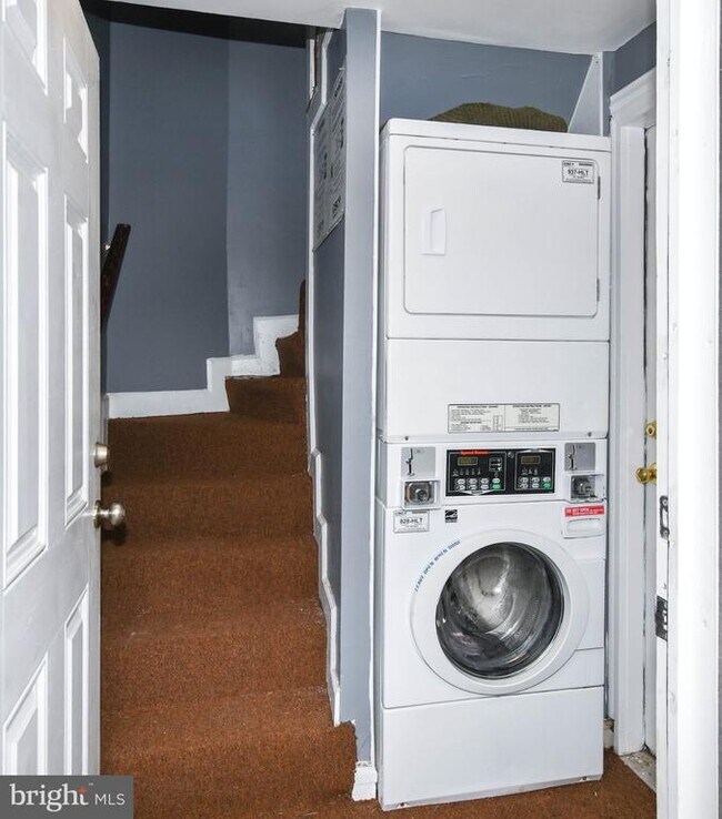 Building Photo - 554 Newcomb St SE