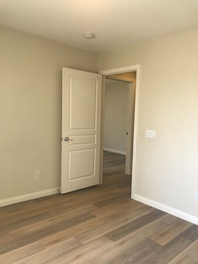 Building Photo - GATED COMMUNITY- FULLY REMODELED!