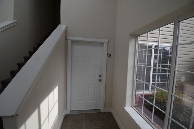 Building Photo - Gorgeous Condo with gated security