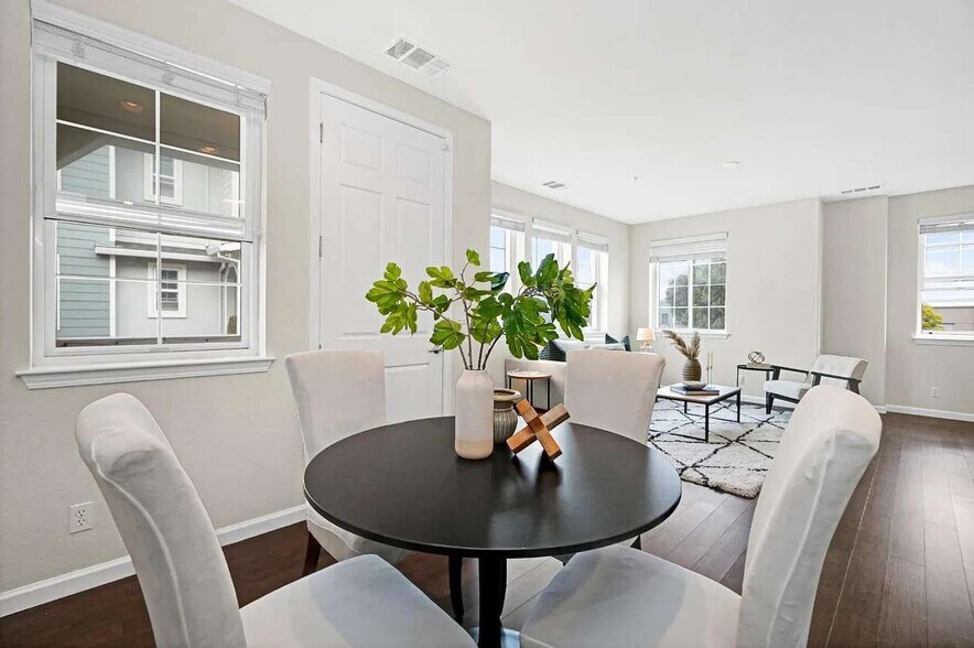 Building Photo - 2502 Jetty Dr