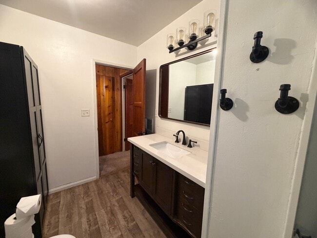 Building Photo - 2 Bedroom 1 Bath Super Cute.