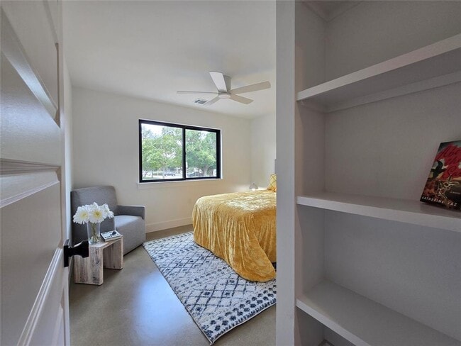 Building Photo - 1112 W N Loop Blvd