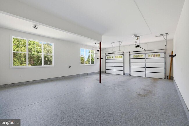 Building Photo - 301 Kingdom Dr
