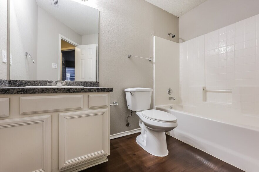Building Photo - 2844 Claremont Dr