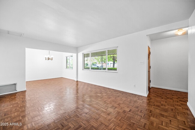 Building Photo - 4039 E Cambridge Ave