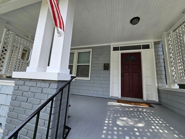 Building Photo - COLONIAL PLACE