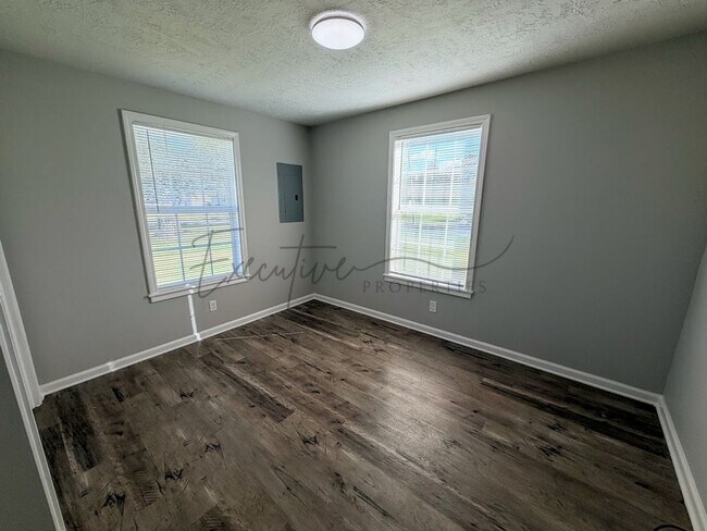 Building Photo - Freshly Updated 2BR Home with Large Yard