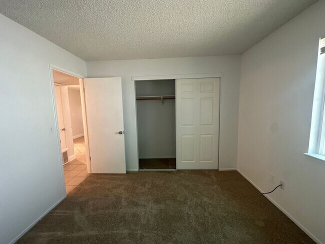 Building Photo - 308 N Riverside Dr