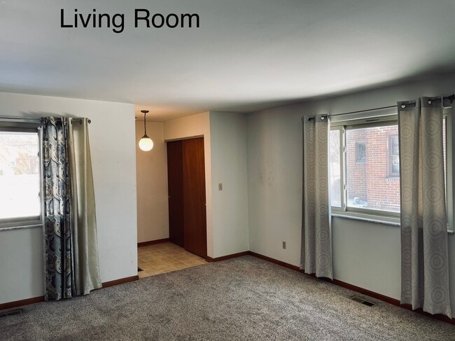 Building Photo - 1008 Broadview Blvd