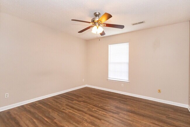 Building Photo - 464 Guyler St