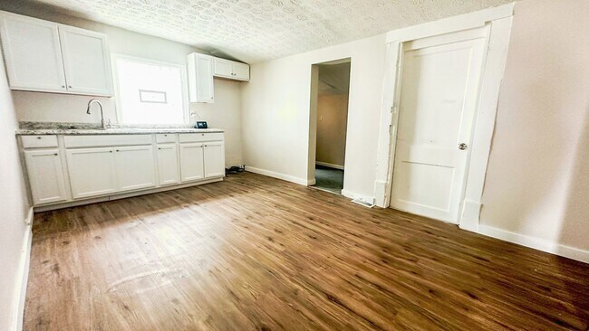 Building Photo - Beautifully Updated 2-Bedroom Ranch – Mode...