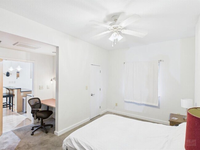 Building Photo - 711 W 26th St