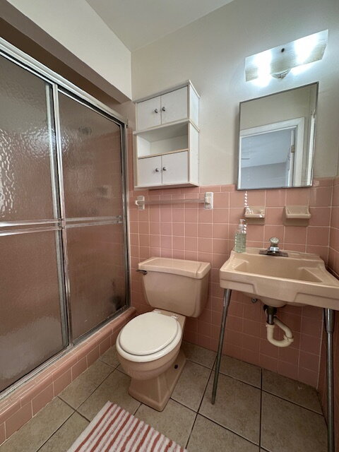 Building Photo - Lakeshore Gem with 3 Bedrooms and 2 Full B...