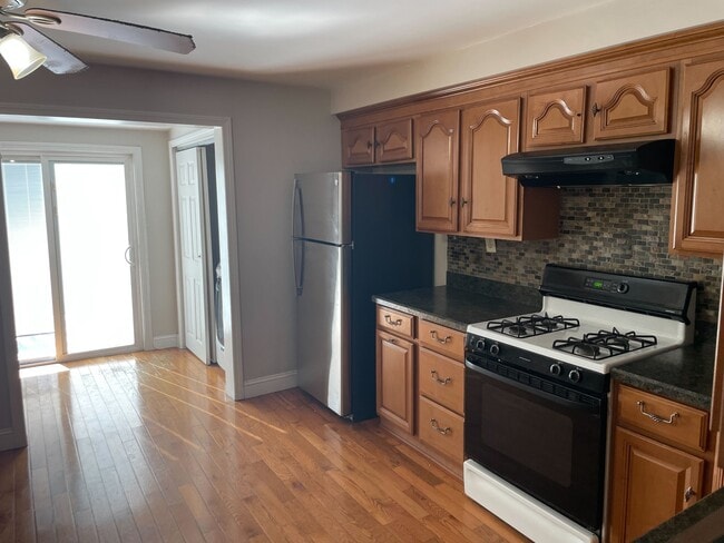 Building Photo - 161 Bennington St