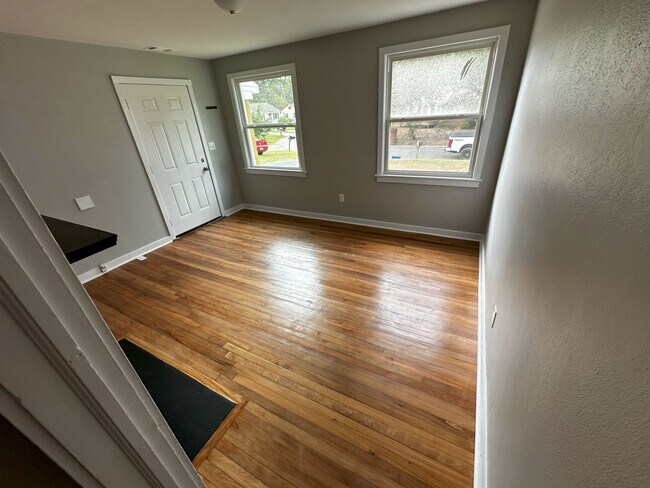Building Photo - For Rent: Newly Remodeled 3 Bedroom / 1 Ba...