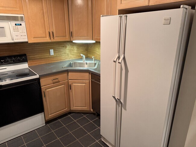 Building Photo - 239 Old Farms Rd