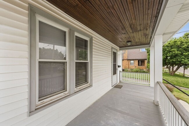 Building Photo - CHEVIOT: Charming 4 bed 2.5 bath 1 car detached garage