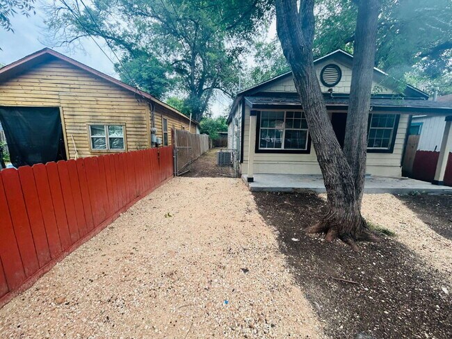 Building Photo - 136 Persyn St