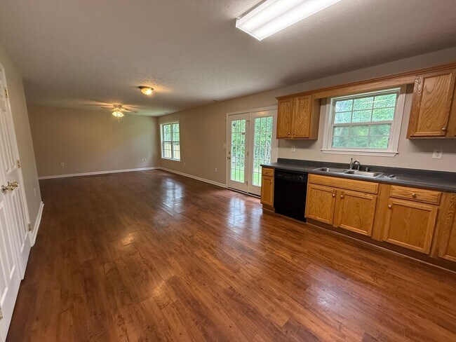 Building Photo - Beautiful 3 Bedroom 2 bath home