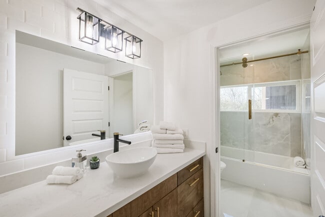 Building Photo - 5021 Libbey Dr