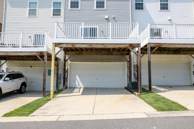 Building Photo - 6129 Hanlon St
