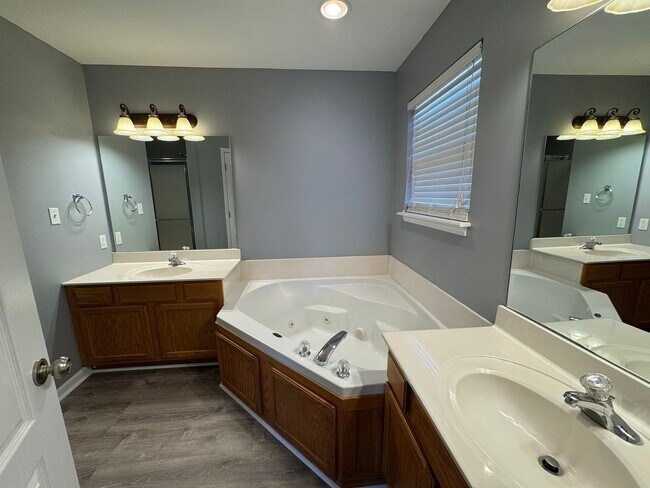Building Photo - 2603 Oakfield Dr